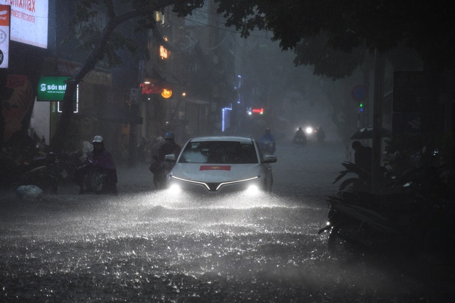 Giao thông Hà Nội hỗn loạn vì mưa ngập: Hàng loạt ô tô ngâm trong nước, người dân “bơi” về nhà- Ảnh 3. Giao thông Hà Nội hỗn loạn vì mưa ngập: Hàng loạt ô tô ngâm trong nước, người dân “bơi” về nhà- Ảnh 3.