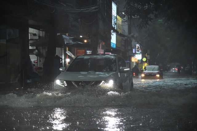 Giao thông Hà Nội hỗn loạn vì mưa ngập: Hàng loạt ô tô ngâm trong nước, người dân “bơi” về nhà- Ảnh 4. Giao thông Hà Nội hỗn loạn vì mưa ngập: Hàng loạt ô tô ngâm trong nước, người dân “bơi” về nhà- Ảnh 4.
