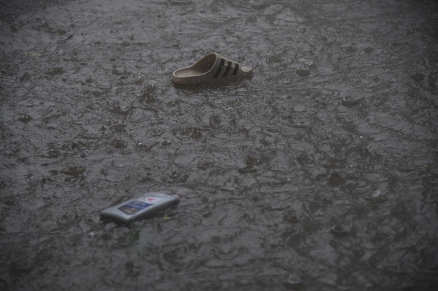 Giao thông Hà Nội hỗn loạn vì mưa ngập: Hàng loạt ô tô ngâm trong nước, người dân “bơi” về nhà- Ảnh 5. Giao thông Hà Nội hỗn loạn vì mưa ngập: Hàng loạt ô tô ngâm trong nước, người dân “bơi” về nhà- Ảnh 5.