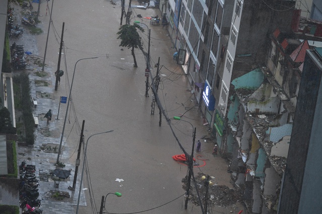 Giao thông Hà Nội hỗn loạn vì mưa ngập: Hàng loạt ô tô ngâm trong nước, người dân “bơi” về nhà- Ảnh 7. Giao thông Hà Nội hỗn loạn vì mưa ngập: Hàng loạt ô tô ngâm trong nước, người dân “bơi” về nhà- Ảnh 7.