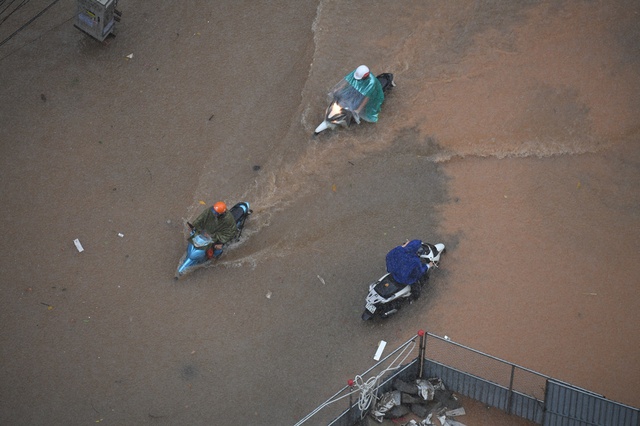 Giao thông Hà Nội hỗn loạn vì mưa ngập: Hàng loạt ô tô ngâm trong nước, người dân “bơi” về nhà- Ảnh 6. Giao thông Hà Nội hỗn loạn vì mưa ngập: Hàng loạt ô tô ngâm trong nước, người dân “bơi” về nhà- Ảnh 6.