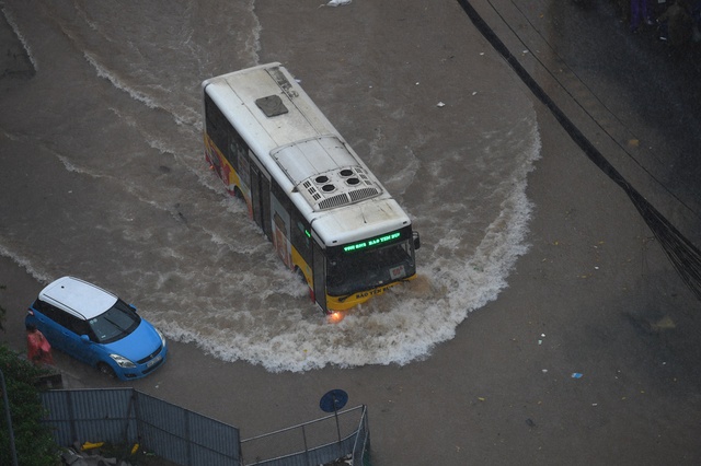 Giao thông Hà Nội hỗn loạn vì mưa ngập: Hàng loạt ô tô ngâm trong nước, người dân “bơi” về nhà- Ảnh 8. Giao thông Hà Nội hỗn loạn vì mưa ngập: Hàng loạt ô tô ngâm trong nước, người dân “bơi” về nhà- Ảnh 8.