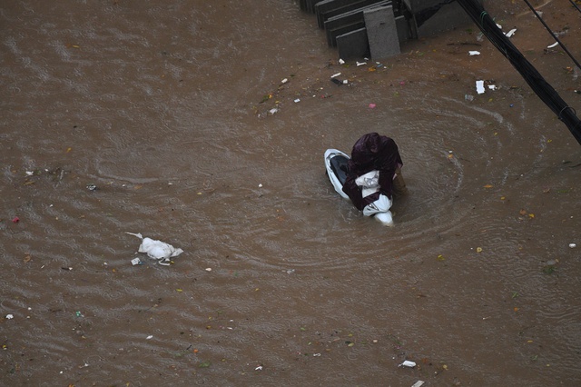 Giao thông Hà Nội hỗn loạn vì mưa ngập: Hàng loạt ô tô ngâm trong nước, người dân “bơi” về nhà- Ảnh 9. Giao thông Hà Nội hỗn loạn vì mưa ngập: Hàng loạt ô tô ngâm trong nước, người dân “bơi” về nhà- Ảnh 9.