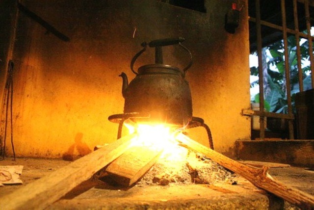 Uống nước đun sôi có thể "vô tình" giúp ta loại bỏ vi nhựa: Người Việt đã làm từ rất lâu - Ảnh 1.