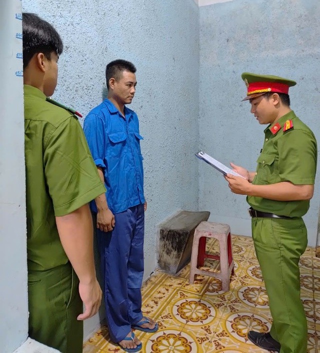 Bắt tạm giam Nguyễn Ngọc Quang, kẻ đâm hỏng 4 mô tô cảnh sát - Ảnh 1.