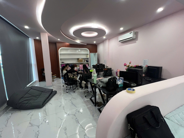 Công an TPHCM khởi tố nhóm đối tượng hoạt động thẩm mỹ ‘chui’ hút mỡ cho 500 khách hàng, thu lợi 10 tỷ đồng - Ảnh 2.