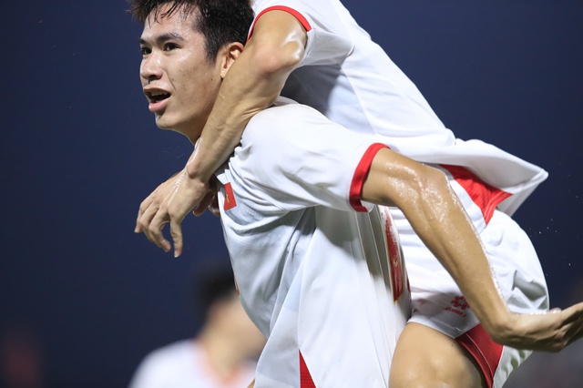 HLV Kim Sang-sik thay người qu&aacute; "ảo", gi&uacute;p tuyển Việt Nam thắng hiểm Singapore - Ảnh 1.