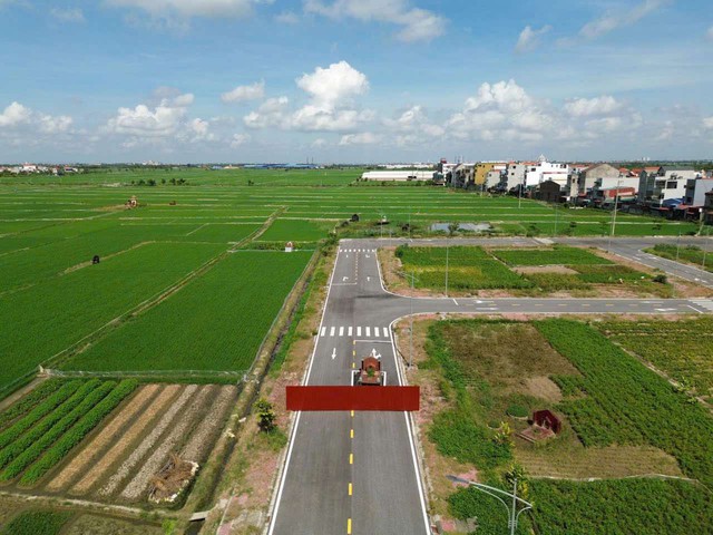 Vụ ngôi mộ nằm giữa đường lớn ở Hải Phòng: Trưởng dòng họ nói lý do - Ảnh 3.