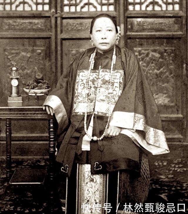 4 ảnh hiếm hé lộ nhan sắc thật của những người phụ nữ cuối thời nhà Thanh: - Ảnh 1.