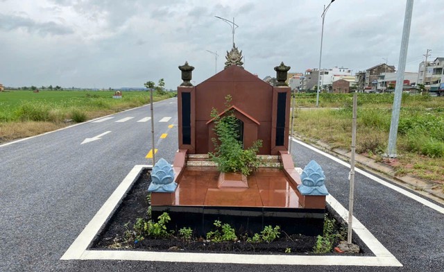 Vụ ngôi mộ nằm giữa đường lớn ở Hải Phòng: Trưởng dòng họ nói lý do - Ảnh 2.
