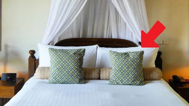 V&igrave; sao giường ở kh&aacute;ch sạn thường c&oacute; 4 chiếc gối? Mục đ&iacute;ch đặc biệt nhiều người đ&atilde; bỏ qua - Ảnh 2.