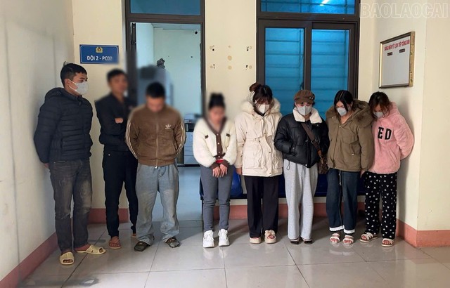 Kiểm tra nơi ở của Phạm Thị Hồng Nhung, bắt quả tang 4 đ&ocirc;i nam nữ - Ảnh 2.