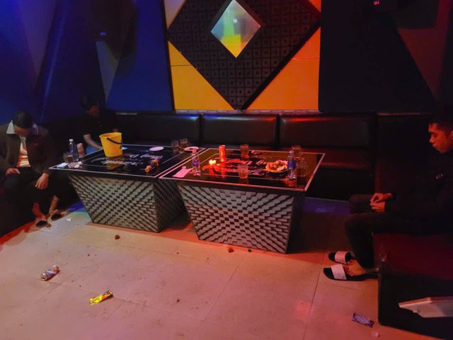 Kiểm tra đột xuất qu&aacute;n karaoke Th&ugrave;y Duy&ecirc;n, - Ảnh 1.