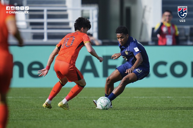 Diễn biến U23 Th&aacute;i Lan vs U23 Trung Quốc: U23 Th&aacute;i Lan tạm thời xếp cuối bảng - Ảnh 2.