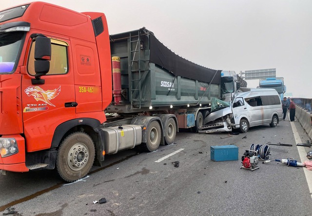 Vụ tai nạn khiến 4 người tử vong tr&ecirc;n cao tốc: Gia đ&igrave;nh đang tr&ecirc;n đường đi thăm th&ocirc;ng gia - Ảnh 3.