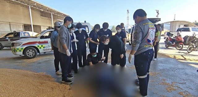 Cứu đồng nghiệp khỏi nguy hiểm, người phụ nữ bị xe ủi cán tử vong, chồng con nghe tin rồi sốc nặng - Ảnh 2.