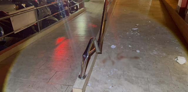 Phát hiện người đàn ông khỏa thân rơi từ tầng 7 khách sạn xuống đất - Ảnh 2.