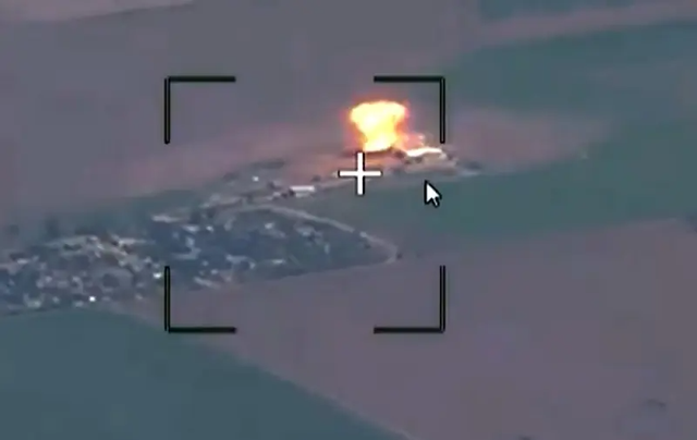 Tin khẩn về h&agrave;ng ng&agrave;n xe tăng Nga! HIMARS đ&atilde; nổ tung - Lộ băng ghi &acirc;m kế hoạch r&uacute;ng động nhắm &ocirc;ng Zelensky - Ảnh 1.