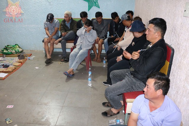 Ập vào nhà trọ Quốc Việt, bắt bà chủ Nguyễn Thị Phú và 15 người khác - Ảnh 2.