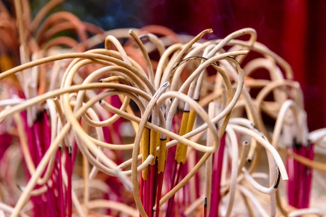 Thắp hương xong, t&agrave;n hương cong hay thẳng th&igrave; mới l&agrave; tốt? Th&igrave; ra nhiều người đang hiểu sai - Ảnh 1.