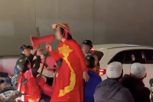 Danh t&iacute;nh người phụ nữ "đi b&atilde;o", h&ocirc; h&agrave;o đ&aacute;m đ&ocirc;ng đua xe ở H&agrave; Nội, đ&atilde; được c&ocirc;ng an mời l&agrave;m việc - Ảnh 1.