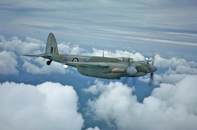 Những chiến binh th&eacute;p trong kh&ocirc;ng trung: 10 M&aacute;y bay huyền thọai vẫn bay h&ocirc;m nay - Ảnh 1.