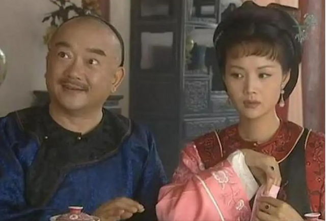 Lạ đời như H&ograve;a Th&acirc;n: Chỉ th&iacute;ch phụ nữ đ&atilde; qua một đời chồng, d&aacute;m gi&agrave;nh cả mỹ nh&acirc;n b&ecirc;n cạnh C&agrave;n Long - Ảnh 2.