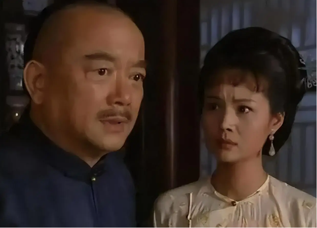 Lạ đời như H&ograve;a Th&acirc;n: Chỉ th&iacute;ch phụ nữ đ&atilde; qua một đời chồng, d&aacute;m gi&agrave;nh cả mỹ nh&acirc;n b&ecirc;n cạnh C&agrave;n Long - Ảnh 4.