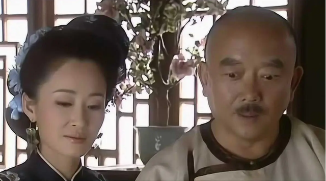 Lạ đời như H&ograve;a Th&acirc;n: Chỉ th&iacute;ch phụ nữ đ&atilde; qua một đời chồng, d&aacute;m gi&agrave;nh cả mỹ nh&acirc;n b&ecirc;n cạnh C&agrave;n Long - Ảnh 3.