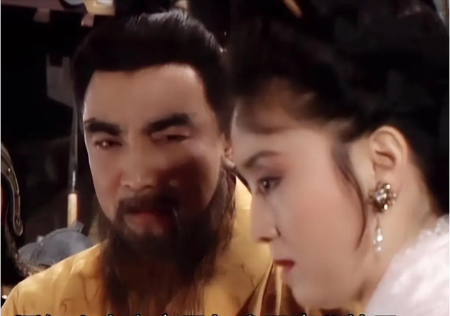 Lạ đời như H&ograve;a Th&acirc;n: Chỉ th&iacute;ch phụ nữ đ&atilde; qua một đời chồng, d&aacute;m gi&agrave;nh cả mỹ nh&acirc;n b&ecirc;n cạnh C&agrave;n Long - Ảnh 1.