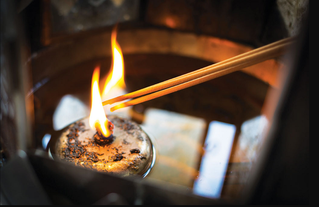 Thắp hương bị g&atilde;y n&eacute;n: C&oacute; phải điềm gở? C&oacute; cần khấn để "x&iacute; x&oacute;a" lỗi lầm? - Ảnh 1.