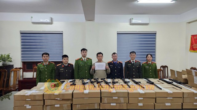 Khám xét kho hàng, bắt giam 'ông trùm' Dương Ích Phong, tịch thu số tang vật cực kì nguy hiểm - Ảnh 2.