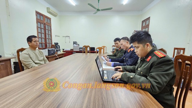 Khám xét kho hàng, bắt giam 'ông trùm' Dương Ích Phong, tịch thu số tang vật cực kì nguy hiểm - Ảnh 1.