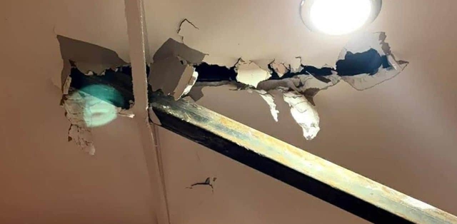 Cẩu ở công trường xây dựng làm rơi thanh thép, xuyên thủng nhà dân - Ảnh 2.