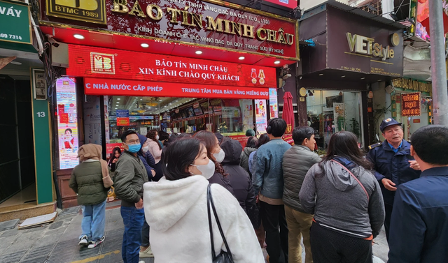 R&uacute;t tiết kiệm "tất tay" 50 chỉ v&agrave;ng l&uacute;c đỉnh, người phụ nữ ở H&agrave; Nội nhận c&aacute;i kết bất ngờ sau hơn 2 th&aacute;ng - Ảnh 1.