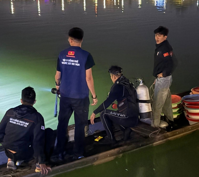 Du kh&aacute;ch đ&aacute;nh rơi 2 c&acirc;y v&agrave;ng xuống s&ocirc;ng Hương: Đ&atilde; lặn t&igrave;m được 1 c&acirc;y - Ảnh 1.