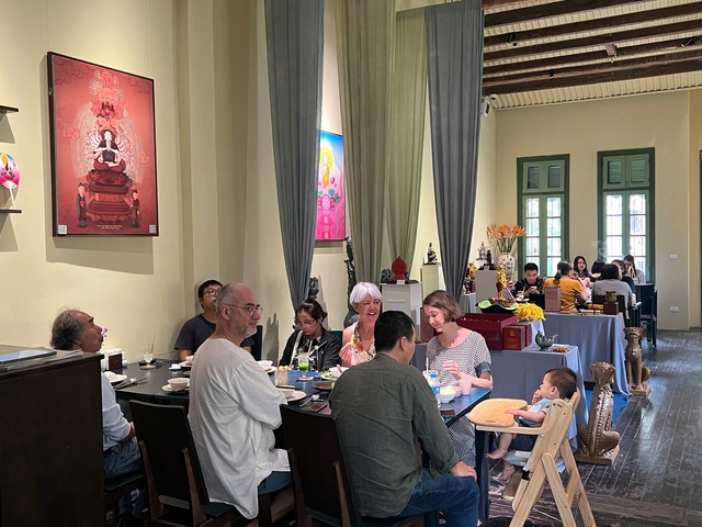 Kh&aacute;ch T&acirc;y cho&aacute;ng khi bước v&agrave;o qu&aacute;n b&uacute;n b&ograve; Huế ở Việt Nam: Gi&aacute; b&aacute;t b&uacute;n c&ograve;n g&acirc;y bất ngờ hơn nữa - Ảnh 10.