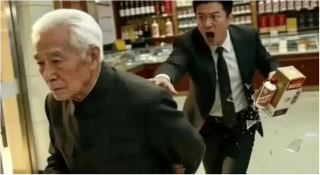 Làm vỡ chai rượu “đắt ngang ô tô”, cụ ông trả đủ 1 lần rồi đi: Chủ cửa hàng vừa nhìn số dư liền đuổi theo - Ảnh 2.