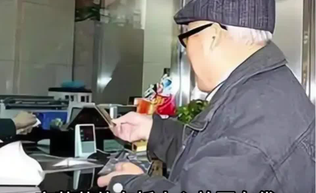 Làm vỡ chai rượu “đắt ngang ô tô”, cụ ông trả đủ 1 lần rồi đi: Chủ cửa hàng vừa nhìn số dư liền đuổi theo - Ảnh 1.