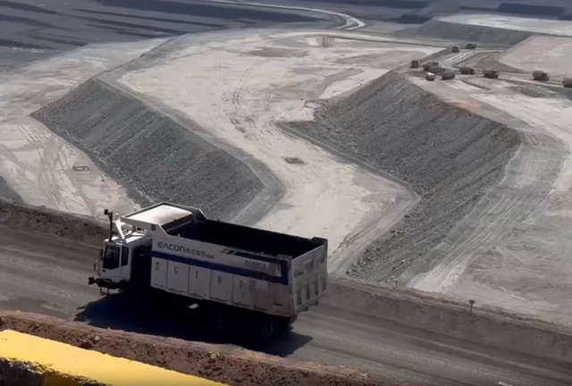 Phát hiện "đội quân thép" âm thầm chở 100 tấn hàng, di chuyển sát nhau, hoạt động xuyên đêm - Ảnh 1.