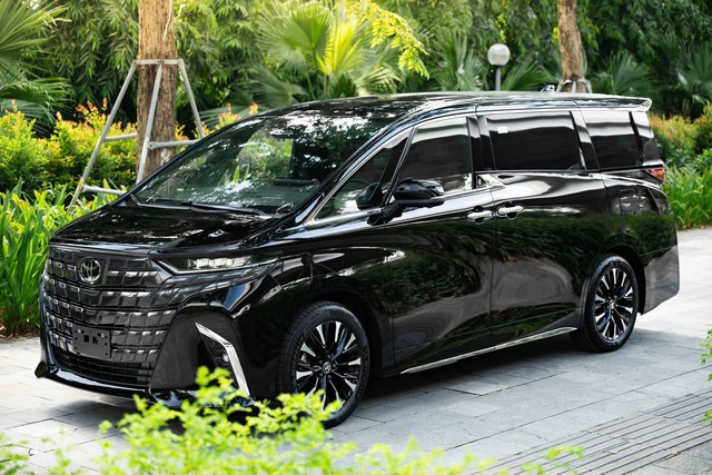 Giá xe Toyota hybrid giảm mạnh ở Việt Nam: Yaris Cross rẻ hơn, Alphard giảm sâu - Ảnh 1.