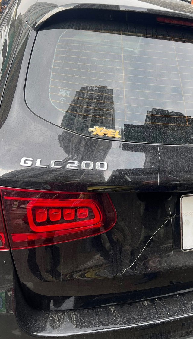 Vụ Mercedes đỗ ở vỉa h&egrave; H&agrave; Nội bị c&agrave;o xước: H&eacute; lộ chi ph&iacute; sửa chữa - Ảnh 1.