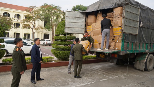 Khám xét khẩn cấp nơi ở của Nguyễn Văn Chung SN 1993 và các kho hàng bí mật tại Hà Nội, Ninh Bình - Ảnh 1.