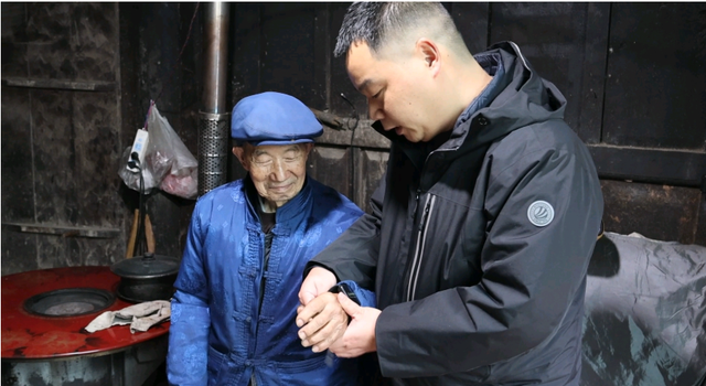 Cụ &ocirc;ng sống một m&igrave;nh mua 900 g&oacute;i muối trong 3 th&aacute;ng, cảnh s&aacute;t ph&aacute; cửa x&ocirc;ng v&agrave;o th&igrave; gặp cảnh sững người - Ảnh 2.