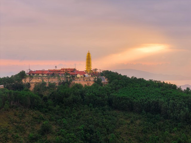 Ngôi chùa diễn ra lễ cưới của Á hậu: Trên đỉnh núi cao 500m, có công trình 13 tầng dát vàng - Ảnh 2.