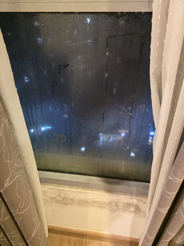 Vì sao cửa kính chung cư lại có hiện tượng này vào ngày lạnh? - Ảnh 1.