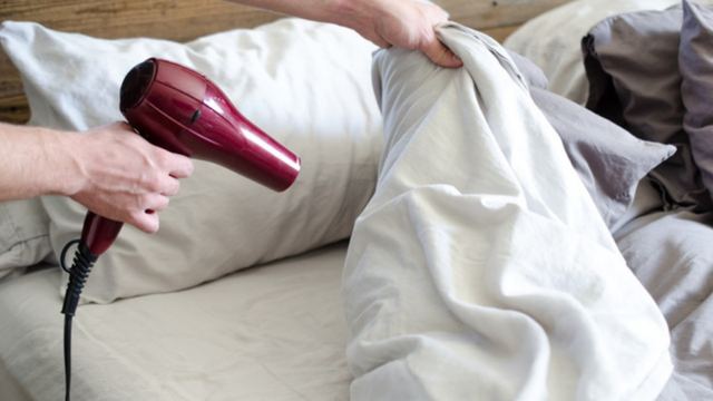 2 bước l&agrave;m ấm giường ngủ chỉ chưa đầy 5 ph&uacute;t - Ảnh 2.