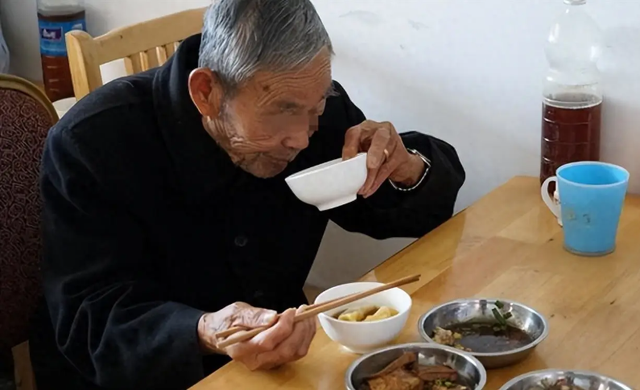 6 năm làm bảo mẫu cho ông cụ 65 tuổi, cô gái chỉ nhận được một hộp gấm nhỏ: Sự thật bên trong gây sững sờ - Ảnh 1.