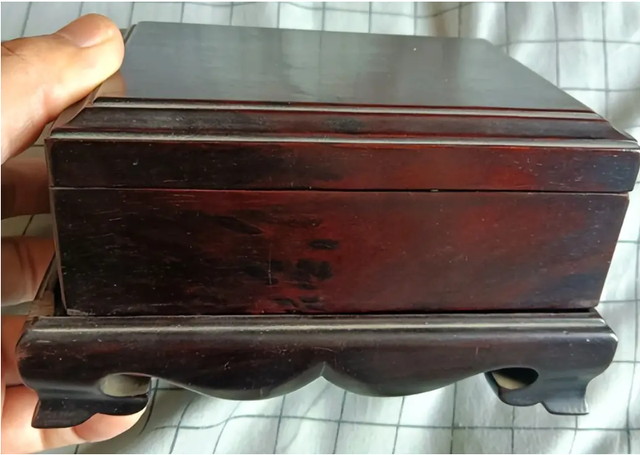 6 năm làm bảo mẫu cho ông cụ 65 tuổi, cô gái chỉ nhận được một hộp gấm nhỏ: Sự thật bên trong gây sững sờ - Ảnh 2.