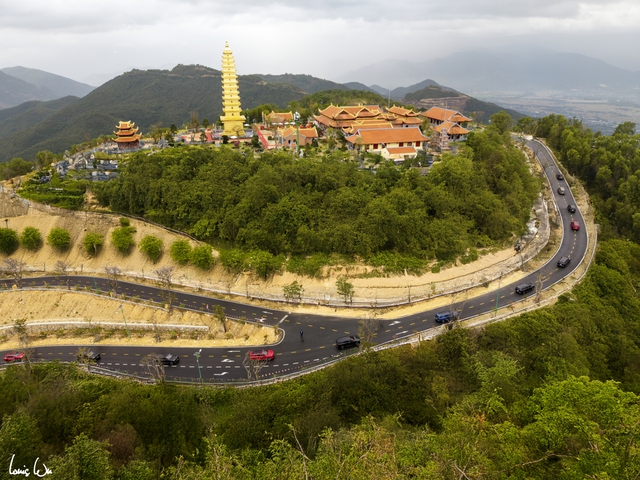 Ngôi chùa diễn ra lễ cưới của Á hậu: Trên đỉnh núi cao 500m, có công trình 13 tầng dát vàng - Ảnh 1.